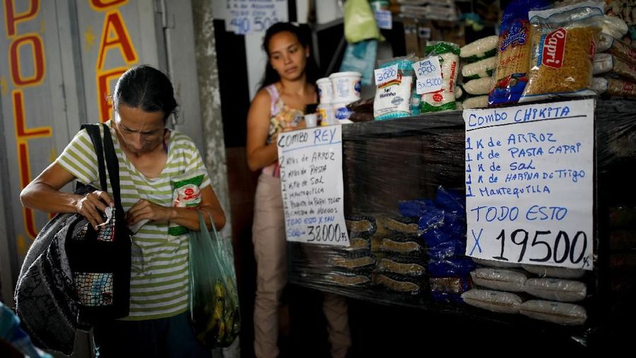 Keruntuhan ekonomi Venezuela membuat makanan menjadi tidak terjangkau dan berharap oposisi akan berhasil membawa bantuan dari asing yang sangat dibutuhkan.