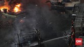 Kapal-kapal yang terbakar di Pelabuhan Nizam Zachman Muara Baru, Jakarta. Sabtu, (23/2) sore. (CNN Indonesia/Adhi Wicaksono)