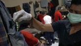 Petugas BNN dan sipir pun menyisirn satu per satu ruang tahanan para napidana kasus narkoba di Klas IIB Tulungagung. (ANTARA FOTO/Destyan Sujarwoko).
