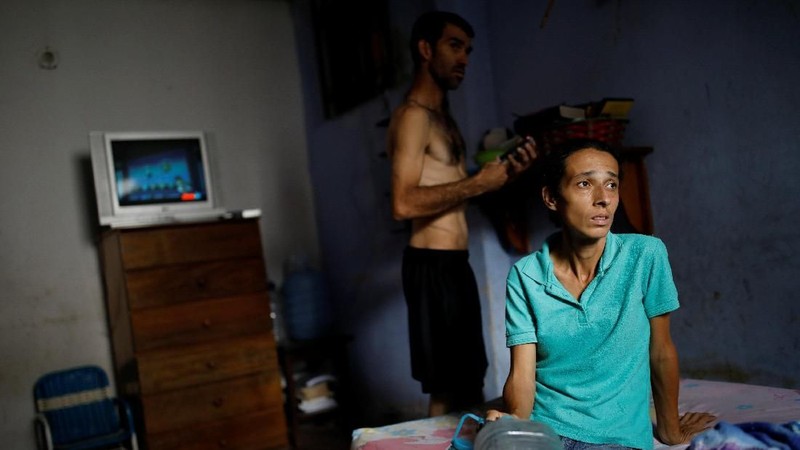 Keruntuhan ekonomi Venezuela membuat makanan menjadi tidak terjangkau dan berharap oposisi akan berhasil membawa bantuan dari asing yang sangat dibutuhkan.