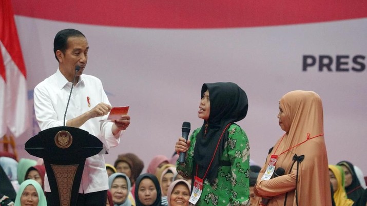 Presiden Jokowi berdialog dengan penerima PKH dan BPNT, di GOR Laga Tangkas, Cibinong, Kabupaten Bogor,