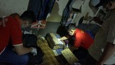 Para petugas BNN dan sipir juga menggeledah ruang tahanan narapidana kasus narkoba di Lapas Klas IIB Tulungagung, Tulungagung. (ANTARA FOTO/Destyan Sujarwoko).