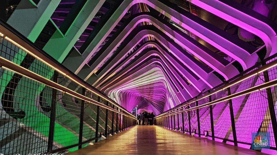 Dengan menggunakan kamera OPPO R17 PRO, JPO yang terlihat indah dengan lampu Led dapat berganti ganti warna ini diabadikan dengan mode 