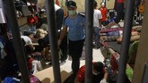 Selain itu BNN bersama petugas lapas juga melakukan razia di Lapas Klas IIB Tulungagung, Tulungagung, Jawa Timur, Jumat (22/2). (ANTARA FOTO/Destyan Sujarwoko).
