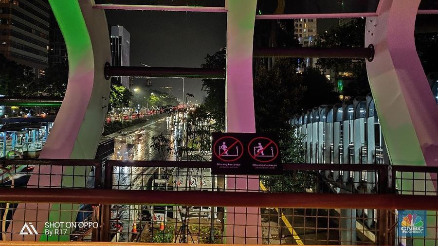 Dengan menggunakan kamera OPPO R17 PRO, JPO yang terlihat indah dengan lampu Led dapat berganti ganti warna ini diabadikan dengan mode 