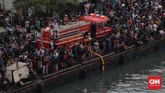 Warga menyaksikan kebakaran di Pelabuhan Nizam Zachman Muara Baru, Jakarta. Sabtu (23/2). (CNN Indonesia/Adhi Wicaksono)
