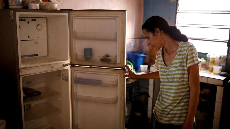 Keruntuhan ekonomi Venezuela membuat makanan menjadi tidak terjangkau dan berharap oposisi akan berhasil membawa bantuan dari asing yang sangat dibutuhkan.