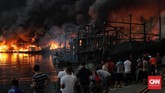 Si jago merah melalap kapal nelayan di Pelabuhan Nizam Zachman Muara Baru, Jakarta. Sabtu (23/2). (CNN Indonesia/Adhi Wicaksono)