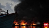 Api sulit dipadamkan saat kebakaran di Pelabuhan Muara Baru, Jakarta Utara. (CNN Indonesia/Adhi Wicaksono)
