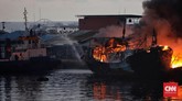 Puluhan kapal nelayan ikut terbakar di Pelabuhan Nizam Zachman Muara Baru. (CNN Indonesia/Adhi Wicaksono)