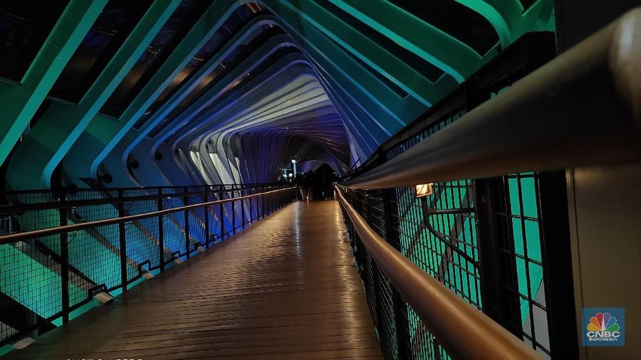 Dengan menggunakan kamera OPPO R17 PRO, JPO yang terlihat indah dengan lampu Led dapat berganti ganti warna ini diabadikan dengan mode 