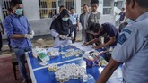Dalam razia di Lapas Klas IIB Tulungagung petugas menemukan satu paket sabu, ratusan butir pil double L serta handphone. (ANTARA FOTO/Harviyan Perdana Putra).