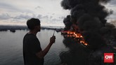 Asap hitam membumbung tinggi di langit Jakarta Utara saat kebakaran di Muara Baru. (CNN Indonesia/Adhi Wicaksono)