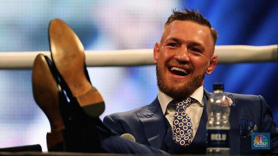 Di luar ring, McGregor mencelupkan sarung tangannya ke dunia bisnis.