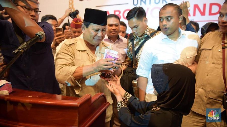 Prabowo dibuat haru oleh seorang gadis kecil yang masih duduk di bangku kelas 3 sekolah dasar bernama Gendis.