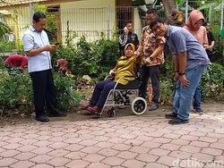 Kelelahan, Wali Kota Risma Dirawat di ICU RS Soewandi Kelelahan, Wali Kota Risma Dirawat di ICU RS Soewandi