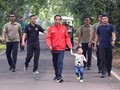 Sebelum Pidato, Jokowi Ajak Jan Ethes Main di Kebun Raya