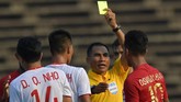 Wasit Thant Z in Oo memberi kartu kuning kepada pemain Timnas Indonesia U-22 Osvaldo Ardiles Haay setelah bersitegang dengan pemain Vietnam Dung Quang Nho. (ANTARA FOTO/Nyoman Budhiana)