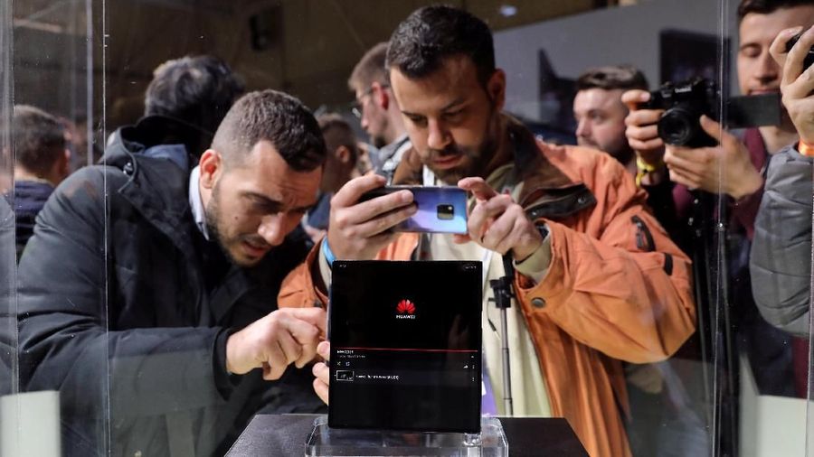 Huawei resmi meluncurkan Mate X, ponsel layar lipat penantang Samsung Galaxy Fold.