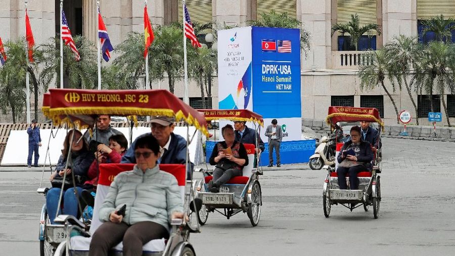 Becak mengangkut wisatawan di sebelah tanda untuk Korea Utara-AS mendatang. KTT, dekat hotel Metropole di Hanoi, Vietnam, 25 Februari 2019. (REUTERS / Kim Kyung-Hoon)