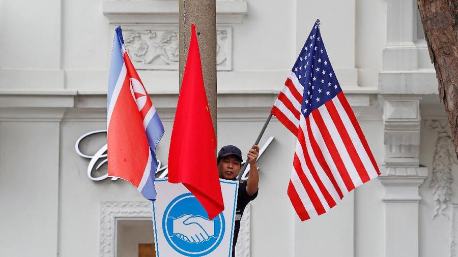Seorang pekerja memasang bendera nasional Korea Utara, Vietnam, dan AS untuk Korea Utara-AS yang akan datang. KTT di depan hotel Metropole di Hanoi, Vietnam, 25 Februari 2019. (REUTERS / Kim Kyung-Hoon)