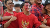 Pendukung Timnas Indonesia U-22 di Stadion Olimpiade merayakan kemenangan Garuda Muda atas Vietnam. (ANTARA FOTO/Nyoman Budhiana)