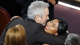 Alfonso Cuaron membawa pulang kategori Best Director berkat film 'Roma' yang juga menjadi film berbahasa asing terbaik. Aktris utama 'Roma' Yalitza Aparicio pun memberikan selamat kepada Cuaron. (REUTERS/Mike Blake)
