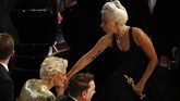 Aktris senior Glenn Close (kiri) memberikan selamat kepada Lady Gaga atas raihannya untuk lagu 'Shallow'. (REUTERS/Mike Blake)