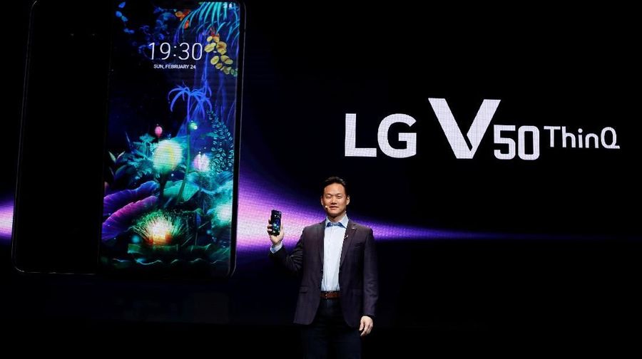 Perusahaan telekomunikasi dan perusahaan smartphone saling bersaing memamerkan teknologi baru mereka dengan teknologi 5G.