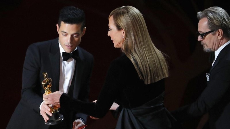 OSCAR Award kembali digelar pada (25/2) di Dolby Theater, Los Angeles, Amerika Serikat dengan 24 nominasi yang di lombakan dalam acara bergengsi tersebut.