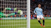 Dalam drama adu penalti, Kepa Arrizabalaga sempat membendung tembakan Leroy Sane. (REUTERS/David Klein)
