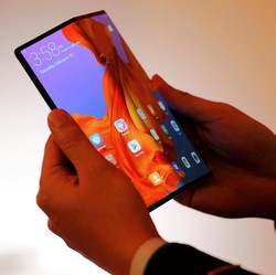 Ponsel Lipat Huawei Mate X Dijual Oktober, Mau Jegal Samsung?