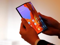 Ponsel Lipat Huawei Mate X Dijual Oktober, Mau Jegal Samsung?