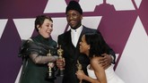 Mahershala Ali (tengah) yang memenangkan Best Supporting Actor, Olivia Colman memenangkan Best Actress (kiri), dan Regina King yang memenangkan Best Supporting Actress (kanan) memamerkan piala Oscar mereka. (REUTERS/Mike Segar)