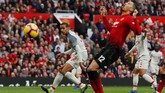 Chris Smalling kecewa setelah ia gagal menyambut umpan silang yang dilepaskan oleh Romelu Lukaku di babak kedua. (Reuters/Lee Smith)
