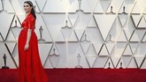 Rachel Weisz punya tampilan paling aneh. Gaun tertutupnya ini dibuat dari bahan pvc mengilat yang aneh. REUTERS/Mario Anzuoni