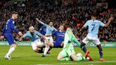 Manchester City kesulitan menembus lini pertahanan Chelsea. Duel berakhir imbang tanpa gol di waktu normal dan laga dilanjutkan ke babak perpanjangan waktu. (Reuters/Carl Recine)