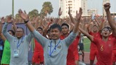 Pelatih Timnas Indonesia U-22 Indra Sjafri, ofisial tim, dan para pemain Timnas Indonesia U-22 merayakan ke final bersama suporter. (ANTARA FOTO/Nyoman Budhiana)