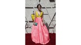 Gaun Laura Marano terlihat seperti es krim stroberi dan lemon di tengah cuaca panas. REUTERS/Mario Anzuoni