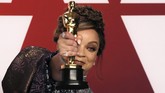 Piala Oscar pertama bagi film 'Black Panther' diraih oleh Ruth E Carter dalam kategori Best Costume. (REUTERS/Mike Segar)