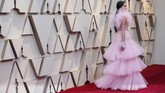 Kacey Musgraves memesona dengan gaun ruffles pink lembut. Gaun Giambatista Valli ini sempurna dengan keseluruhan tampilannya. REUTERS/Mario Anzuoni