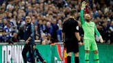 Willy Caballero sudah bersiap di pinggir lapangan untuk mengganti Kepa Arrizabalaga. (Reuters/Carl Recine)