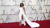 Regina King memilih warna putih untuk gaun straplessnya. Denganhigh slit dan train panjang, dia menembah tampilannya dengan heels formal berwarna putih. REUTERS/Mario Anzuoni