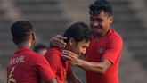 Pemain Timnas Indonesia U-22 Muhamad Luthfi Kamal Baharsjah merayakan gol ke gawang Vietnam bersama Asnawi Mangkualam Bahar dan Muhamad Rafi Syarahil. (ANTARA FOTO/Nyoman Budhiana)