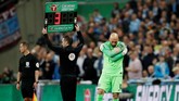 Pada masa injury time babak perpanjangan waktu, Maurizio Sarri sempat berencana memasukkan Willy Caballero untuk menggantikan Kepa Arrizabalaga. (REUTERS/David Klein)