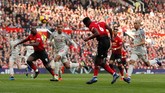 Dikomandoi Paul Pogba, Manchester United berusaha tampil lebih agresif di babak kedua. (Reuters/Lee Smith)
