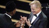Aktor Viggo Mortensen (kanan) ikut bergembira atas kemenangan Mahershala Ali (kiri) di Best Supporting Actor. Keduanya membintangi film 'Green Book'. (REUTERS/Mike Blake)