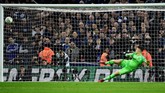 Namun Kepa Arrizabalaga gagal memperpanjang napas Chelsea. Ia terkecoh oleh tendangan Raheem Sterling. Chelsea kalah 3-4 dalam duel adu penalti. (REUTERS/Rebecca Naden)