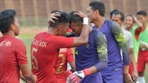 Kiper Timnas Indonesia U-22 Awan Setho Raharjo berpelukan dengan Bagas Adi Nugroho usai mengalahkan Vietnam pada semifinal Piala AFF U-22 2019. (ANTARA FOTO/Nyoman Budhiana)