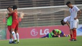 Pemain Timnas Indonesia U-22 Muhamad Luthfi Kamal Baharsjah bersama Gian Zola merayakan kemenangan atas Vietnam. (ANTARA FOTO/Nyoman Budhiana)